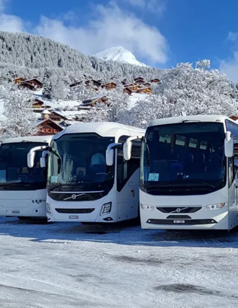 3 autocars en station de ski