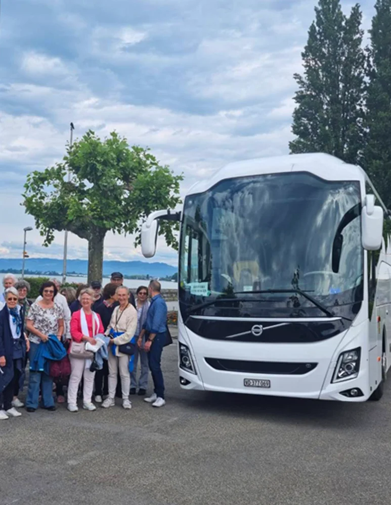Image du mois 1 car Rémy avec un groupe au bord du lac à Lausanne, Ouchy