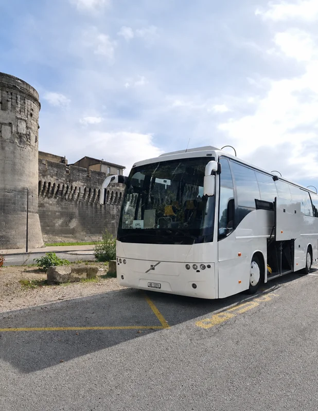 Image du mois de mai : un bus Rémy en voyage à Avignon