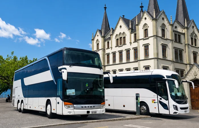 Grand autocar bus double-étages Voyages Rémy Lausanne